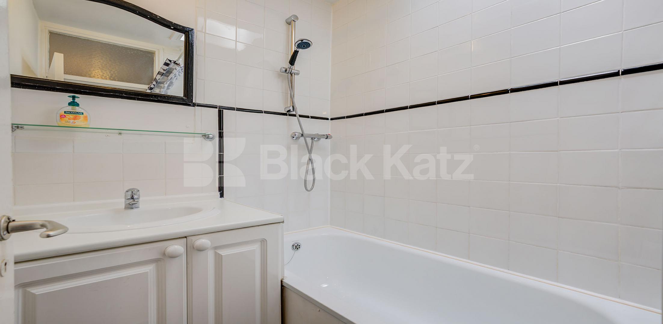 Spacious 4 bed , no lounge, mins to tube, shops and UCL Munster Square, Regents Park / Camden